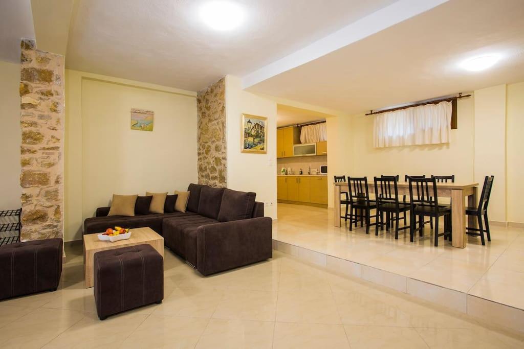 Petrini Spiti Villa ปีร์กาดิเกีย ภายนอก รูปภาพ